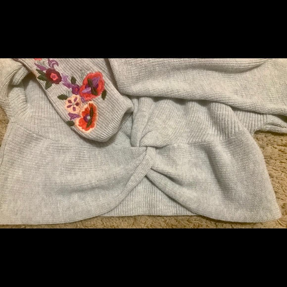 Express Reversible Embroidered Cold Shoulder - Picture 4 of 5